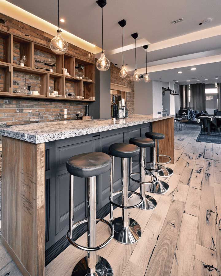 Bar de estilo industrial con iluminación moderna en apartamento reformado en la Costa del Sol