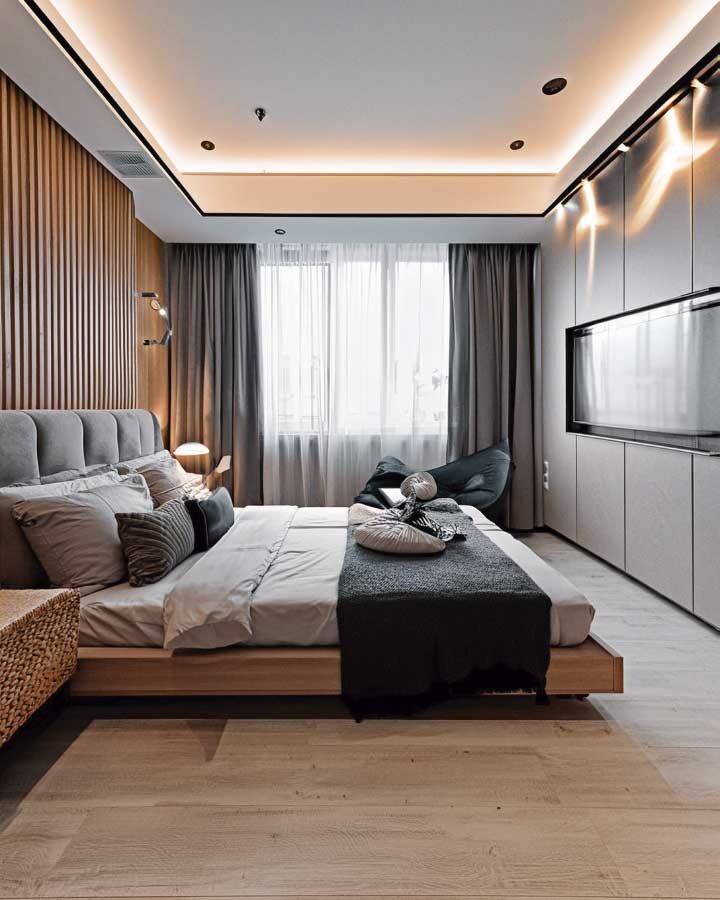 Dormitorio moderno con iluminación decorativa y diseño elegante, ejemplo de reforma de interiores en la Costa del Sol