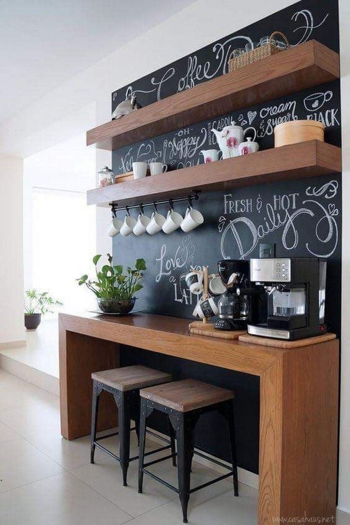 Rincón de Café con Pizarra - Home Staging y Reforma sin Obras en la Costa del Sol Rincón de café con pizarra y estantes de madera, transformado mediante Home Staging en la Costa del Sol