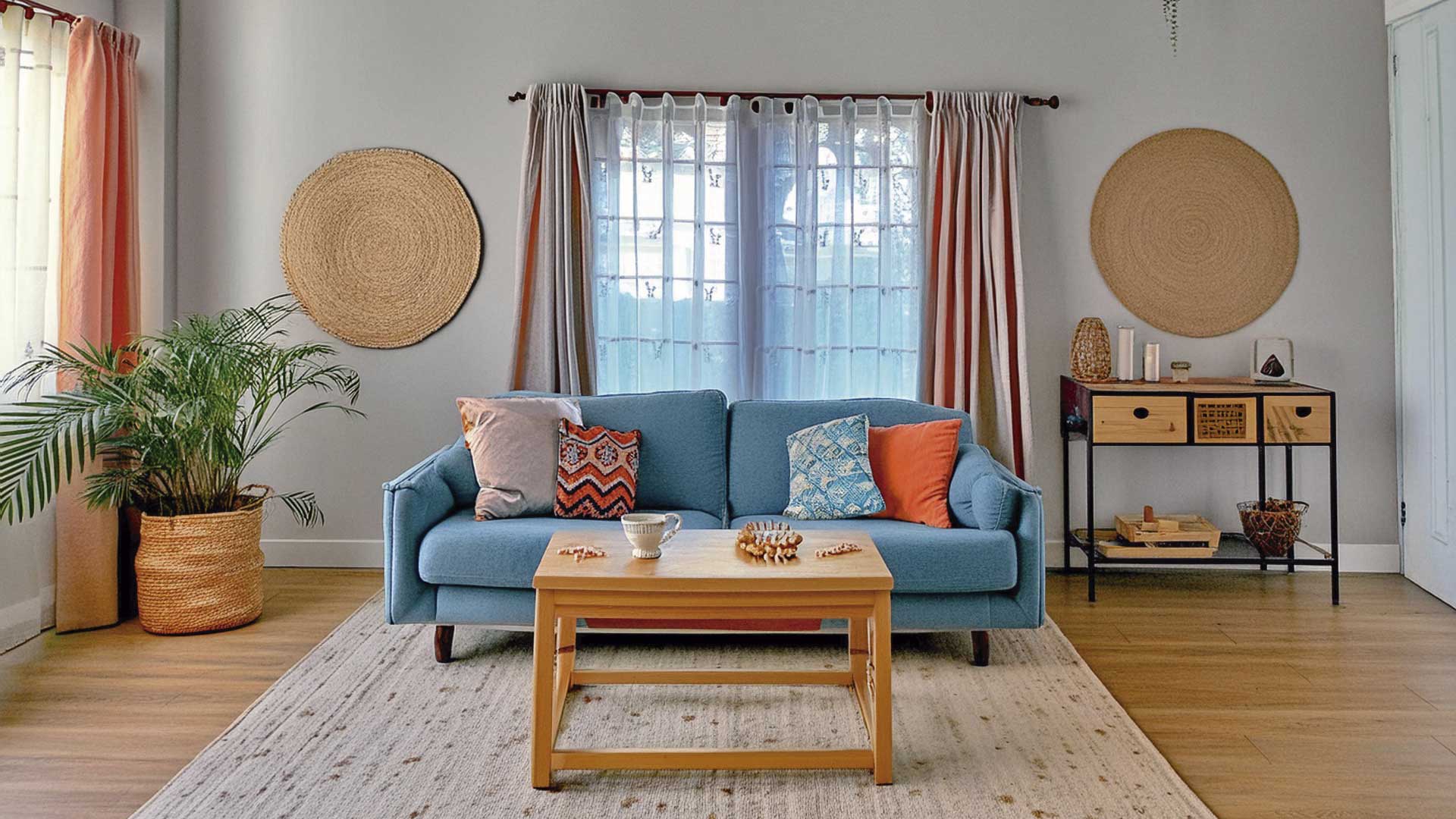 Salón acogedor con estilo natural y colores vivos, transformado mediante Home Staging en la Costa del Sol