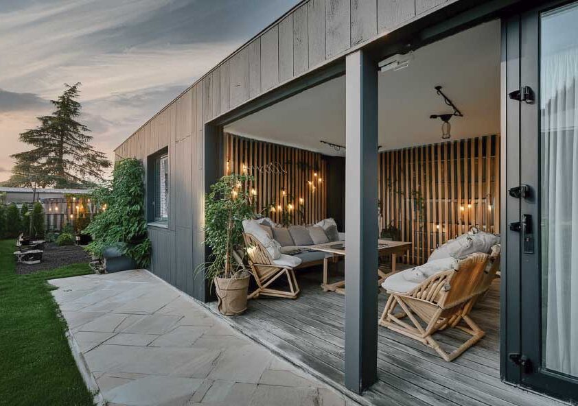 Terraza moderna y acogedora con muebles de exterior, ejemplo de diseño de exteriores en la Costa del Sol