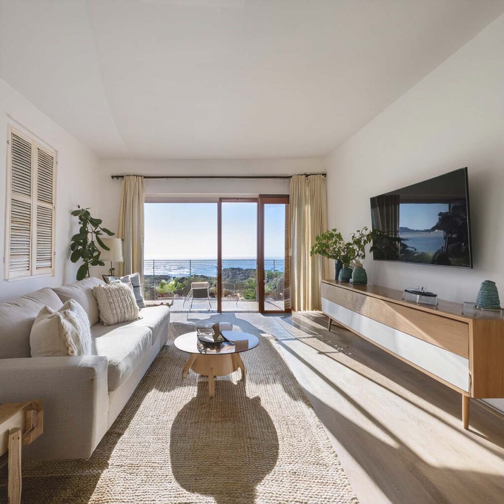 Espacio luminoso decorado con Home Staging en una vivienda en la Costa del Sol